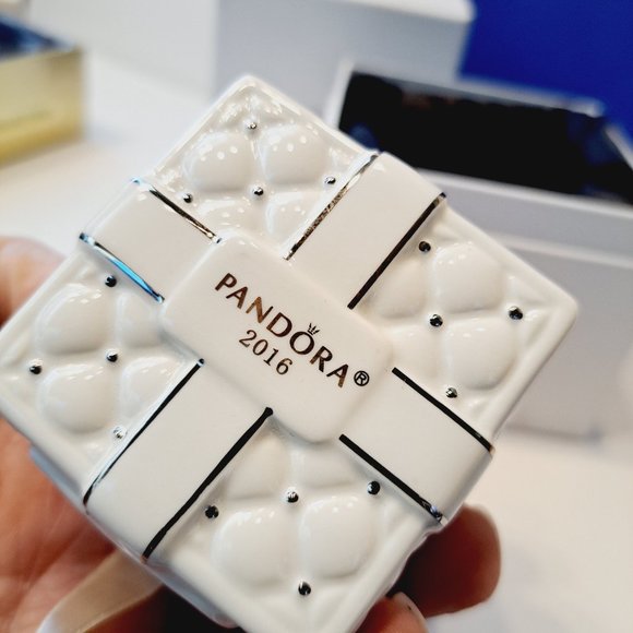 Pandora Porcelain Gift Box Christmas Ornament 2016 Limited Edition - Picture 5 of 6